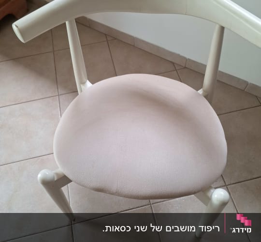 כיסא עץ מעוצב עם מושב מרופד בבד בהיר